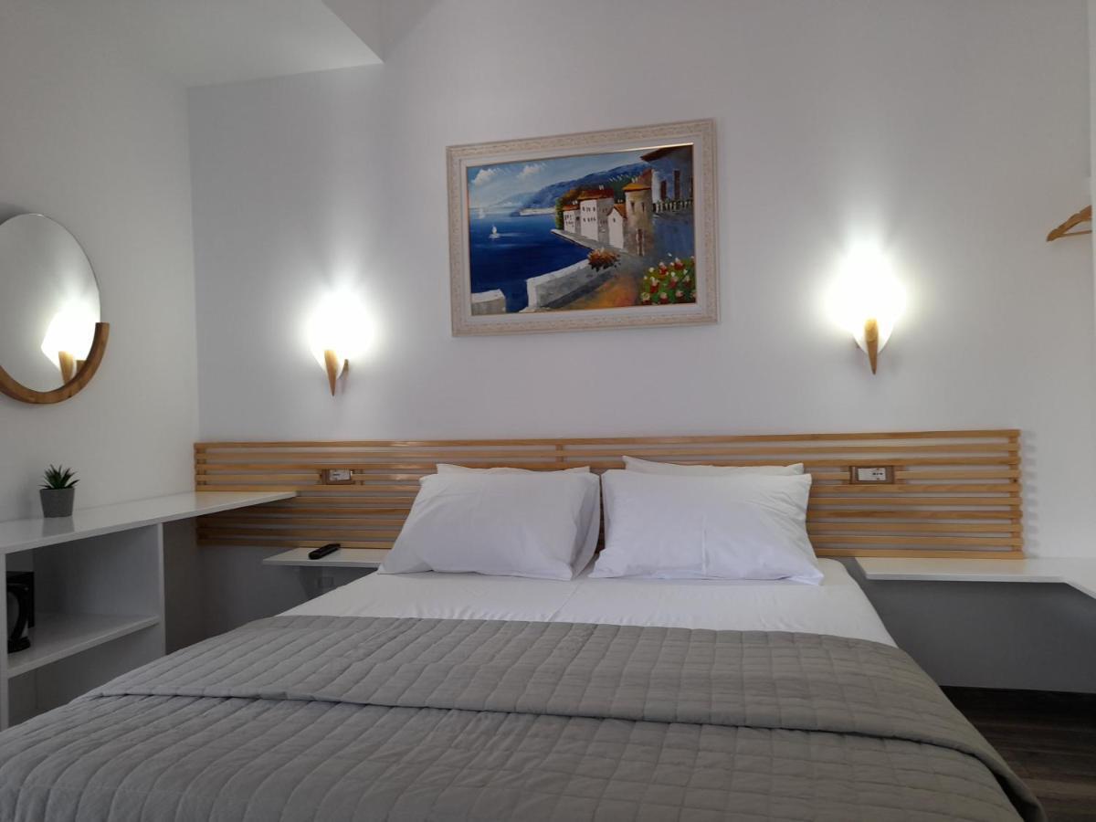 Anxhelos Hotel Himare Ngoại thất bức ảnh